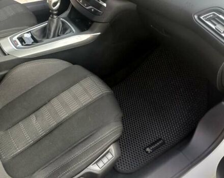 Белый Пежо 308, объемом двигателя 1.56 л и пробегом 200 тыс. км за 9500 $, фото 4 на Automoto.ua