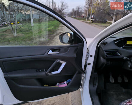 Белый Пежо 308, объемом двигателя 1.6 л и пробегом 95 тыс. км за 11500 $, фото 7 на Automoto.ua