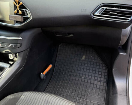 Белый Пежо 308, объемом двигателя 1.56 л и пробегом 274 тыс. км за 9400 $, фото 7 на Automoto.ua