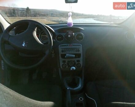 Красный Пежо 308, объемом двигателя 1.6 л и пробегом 270 тыс. км за 4500 $, фото 4 на Automoto.ua