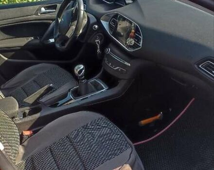 Красный Пежо 308, объемом двигателя 1.56 л и пробегом 245 тыс. км за 8400 $, фото 5 на Automoto.ua