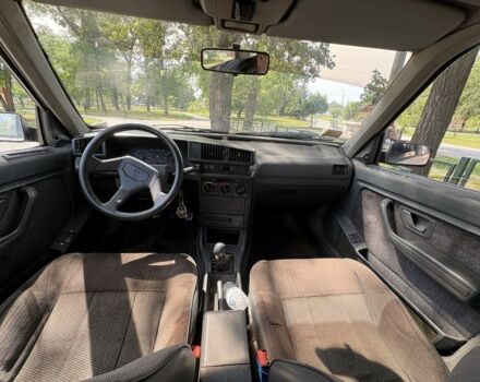 Белый Пежо 405, объемом двигателя 1.6 л и пробегом 300 тыс. км за 577 $, фото 6 на Automoto.ua