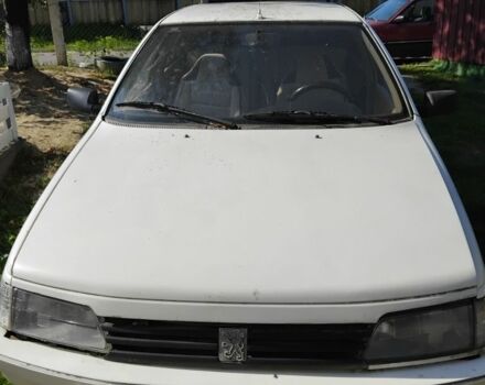 Белый Пежо 405, объемом двигателя 1.9 л и пробегом 196 тыс. км за 600 $, фото 1 на Automoto.ua