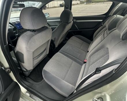 Серый Пежо 407, объемом двигателя 2 л и пробегом 147 тыс. км за 4500 $, фото 5 на Automoto.ua