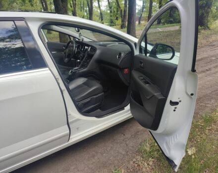 Білий Пежо 5008, об'ємом двигуна 1.6 л та пробігом 200 тис. км за 8500 $, фото 3 на Automoto.ua