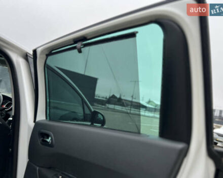 Белый Пежо 5008, объемом двигателя 2 л и пробегом 264 тыс. км за 9850 $, фото 107 на Automoto.ua