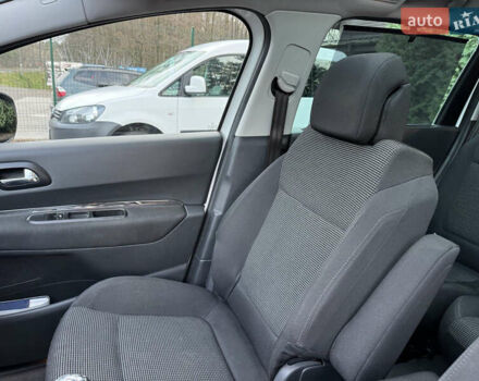 Белый Пежо 5008, объемом двигателя 2 л и пробегом 214 тыс. км за 8400 $, фото 3 на Automoto.ua