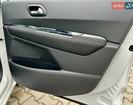 Белый Пежо 5008, объемом двигателя 2 л и пробегом 264 тыс. км за 9850 $, фото 115 на Automoto.ua