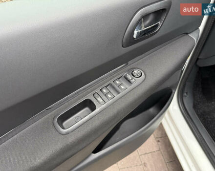 Белый Пежо 5008, объемом двигателя 2 л и пробегом 210 тыс. км за 10848 $, фото 20 на Automoto.ua