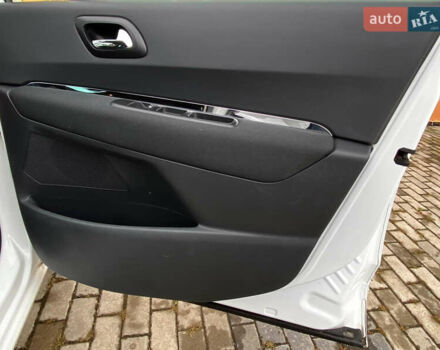 Белый Пежо 5008, объемом двигателя 2 л и пробегом 221 тыс. км за 9900 $, фото 26 на Automoto.ua