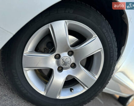 Белый Пежо 5008, объемом двигателя 2 л и пробегом 205 тыс. км за 8950 $, фото 6 на Automoto.ua