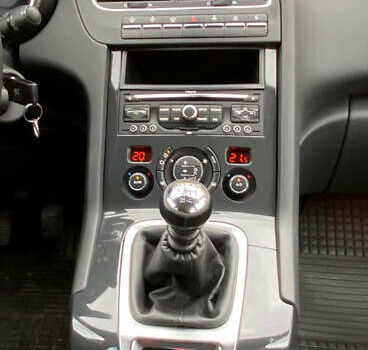 Белый Пежо 5008, объемом двигателя 2 л и пробегом 221 тыс. км за 9900 $, фото 13 на Automoto.ua