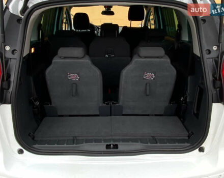 Белый Пежо 5008, объемом двигателя 2 л и пробегом 221 тыс. км за 9900 $, фото 15 на Automoto.ua