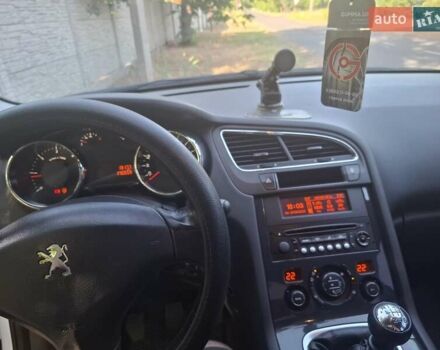 Белый Пежо 5008, объемом двигателя 1.56 л и пробегом 181 тыс. км за 9300 $, фото 5 на Automoto.ua