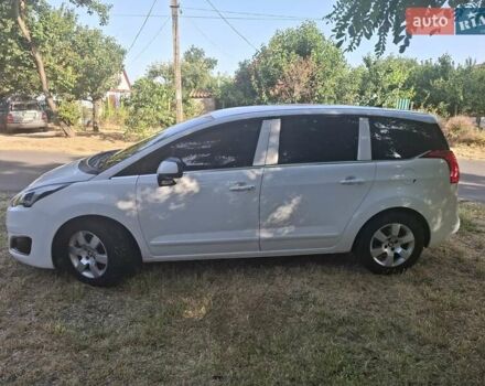 Белый Пежо 5008, объемом двигателя 1.56 л и пробегом 181 тыс. км за 9300 $, фото 1 на Automoto.ua