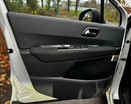 Белый Пежо 5008, объемом двигателя 1.6 л и пробегом 272 тыс. км за 8490 $, фото 9 на Automoto.ua