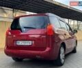 Красный Пежо 5008, объемом двигателя 2 л и пробегом 319 тыс. км за 8000 $, фото 3 на Automoto.ua
