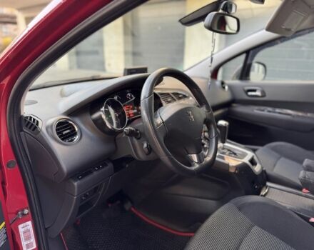 Красный Пежо 5008, объемом двигателя 2 л и пробегом 315 тыс. км за 8500 $, фото 12 на Automoto.ua