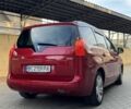 Красный Пежо 5008, объемом двигателя 2 л и пробегом 315 тыс. км за 8500 $, фото 3 на Automoto.ua
