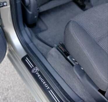 Серый Пежо 5008, объемом двигателя 1.6 л и пробегом 317 тыс. км за 6900 $, фото 5 на Automoto.ua