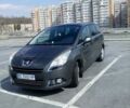 Серый Пежо 5008, объемом двигателя 1.6 л и пробегом 244 тыс. км за 6500 $, фото 1 на Automoto.ua