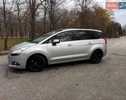 Серый Пежо 5008, объемом двигателя 1.6 л и пробегом 272 тыс. км за 7930 $, фото 1 на Automoto.ua