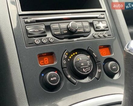 Серый Пежо 5008, объемом двигателя 1.6 л и пробегом 276 тыс. км за 7999 $, фото 52 на Automoto.ua