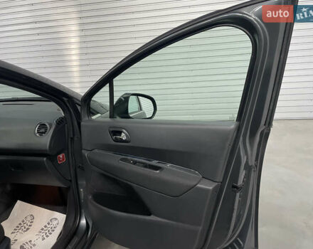 Серый Пежо 5008, объемом двигателя 1.6 л и пробегом 211 тыс. км за 9800 $, фото 42 на Automoto.ua