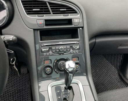 Серый Пежо 5008, объемом двигателя 2 л и пробегом 218 тыс. км за 8600 $, фото 15 на Automoto.ua