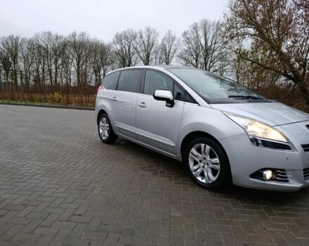 Серый Пежо 5008, объемом двигателя 2 л и пробегом 247 тыс. км за 10500 $, фото 1 на Automoto.ua