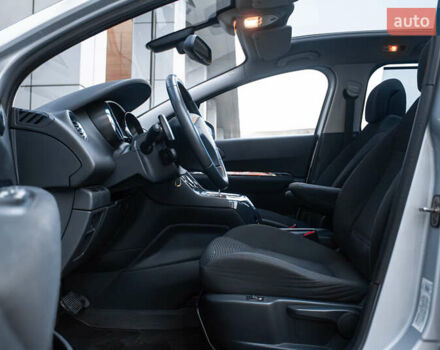 Сірий Пежо 5008, об'ємом двигуна 1.6 л та пробігом 243 тис. км за 9500 $, фото 9 на Automoto.ua