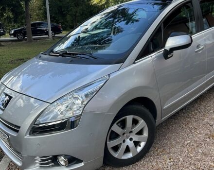 Серый Пежо 5008, объемом двигателя 1.6 л и пробегом 192 тыс. км за 8450 $, фото 3 на Automoto.ua