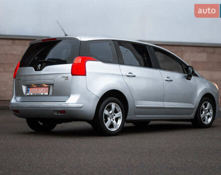 Сірий Пежо 5008, об'ємом двигуна 1.6 л та пробігом 243 тис. км за 9500 $, фото 2 на Automoto.ua