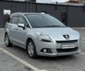 Серый Пежо 5008, объемом двигателя 1.6 л и пробегом 269 тыс. км за 7500 $, фото 1 на Automoto.ua