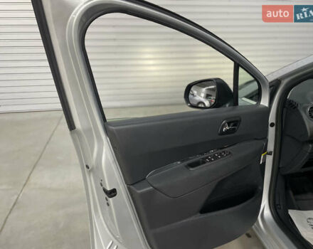 Сірий Пежо 5008, об'ємом двигуна 1.6 л та пробігом 237 тис. км за 10650 $, фото 31 на Automoto.ua