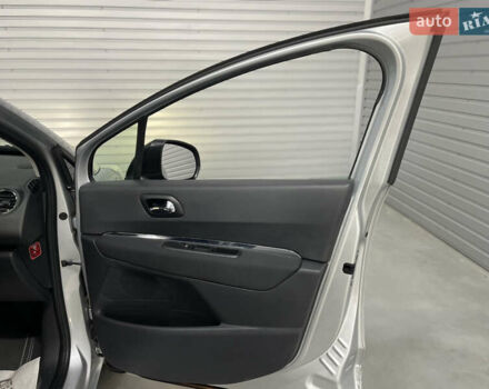 Сірий Пежо 5008, об'ємом двигуна 1.6 л та пробігом 237 тис. км за 10650 $, фото 20 на Automoto.ua