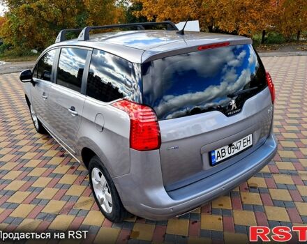 Серый Пежо 5008, объемом двигателя 1.6 л и пробегом 140 тыс. км за 9999 $, фото 1 на Automoto.ua