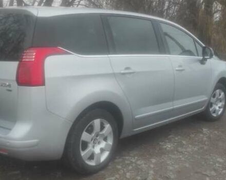 Серый Пежо 5008, объемом двигателя 1.56 л и пробегом 193 тыс. км за 10350 $, фото 3 на Automoto.ua