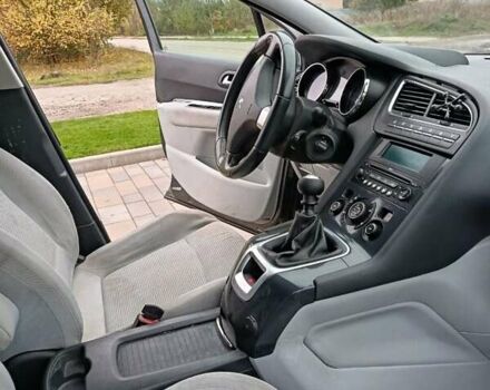 Серый Пежо 5008, объемом двигателя 1.6 л и пробегом 196 тыс. км за 6200 $, фото 2 на Automoto.ua