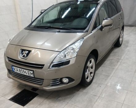 Серый Пежо 5008, объемом двигателя 1.6 л и пробегом 215 тыс. км за 8000 $, фото 1 на Automoto.ua