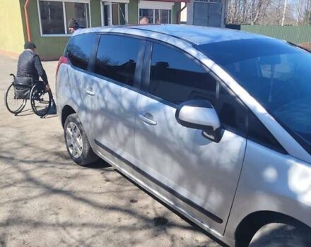 Серый Пежо 5008, объемом двигателя 1.6 л и пробегом 223 тыс. км за 7000 $, фото 1 на Automoto.ua