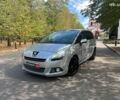Серый Пежо 5008, объемом двигателя 1.6 л и пробегом 272 тыс. км за 8490 $, фото 1 на Automoto.ua