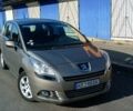 Серый Пежо 5008, объемом двигателя 1.6 л и пробегом 317 тыс. км за 7000 $, фото 1 на Automoto.ua