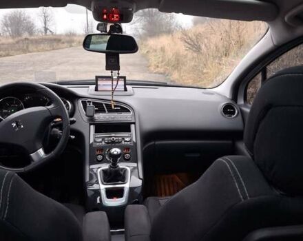 Сірий Пежо 5008, об'ємом двигуна 2 л та пробігом 225 тис. км за 9200 $, фото 3 на Automoto.ua