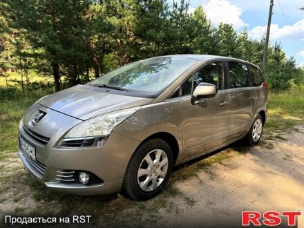 Серый Пежо 5008, объемом двигателя 1.6 л и пробегом 227 тыс. км за 5950 $, фото 1 на Automoto.ua