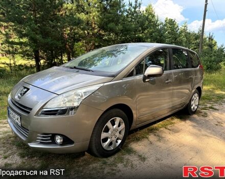 Серый Пежо 5008, объемом двигателя 1.6 л и пробегом 227 тыс. км за 5950 $, фото 1 на Automoto.ua