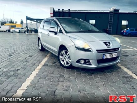 Серый Пежо 5008, объемом двигателя 1.6 л и пробегом 268 тыс. км за 9500 $, фото 1 на Automoto.ua