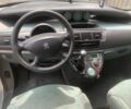 Серый Пежо 807, объемом двигателя 2.2 л и пробегом 343 тыс. км за 3900 $, фото 3 на Automoto.ua