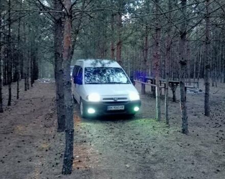 Белый Пежо Эксперт груз.-пасс., объемом двигателя 2 л и пробегом 450 тыс. км за 3300 $, фото 1 на Automoto.ua