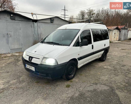 Белый Пежо Эксперт груз.-пасс., объемом двигателя 2 л и пробегом 425 тыс. км за 3250 $, фото 1 на Automoto.ua